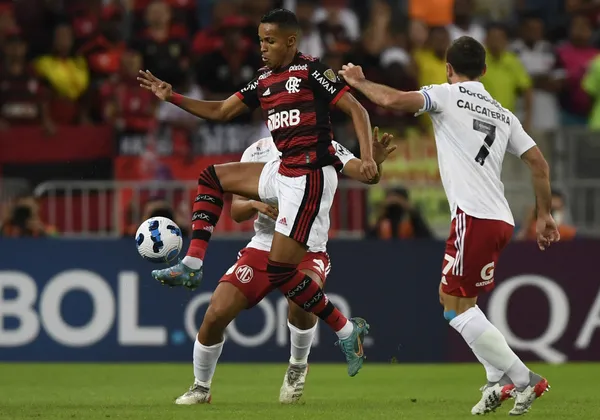 Mesmo vencendo, nomes importantes do Flamengo lidam com críticas da torcida no Maracanã