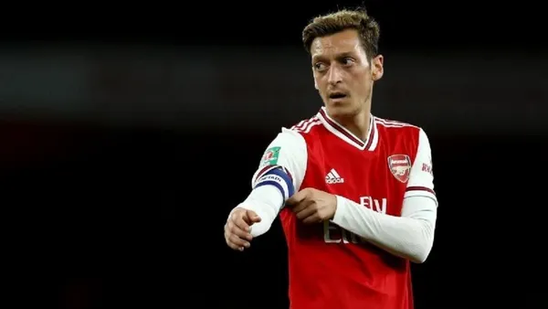 Mesut Ozil ficou de fora da lista de 25 jogadores inscritos para enfrentar a Premier League, por isso não jogará até 2021