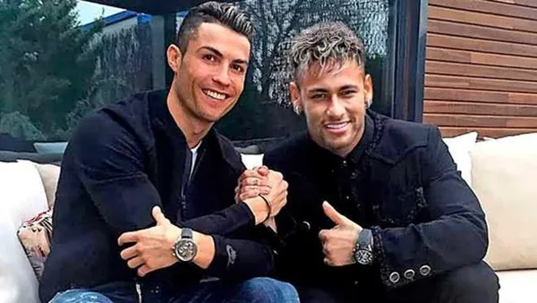 Na Itália, destacam que a Juventus ofereceria ao PSG uma troca pelo mercado de transferências de 2021, data para a qual Cristiano Ronaldo e Neymar terão apenas mais um ano de contrato