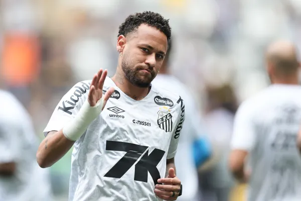 Neymar em ação pelo Santos; Foto: Thiago Ribeiro/AGIF