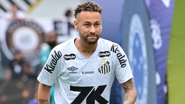 Neymar em partida pelo Santos. Foto: Jota Erre/AGIF