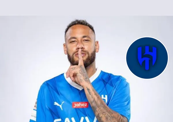 Neymar em sessão de fotos e ao lado o escudo do Al-Hilal