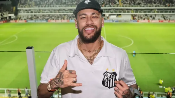 Neymar Jr assistindo partido do Santos. Foto: Divulgação/Santos