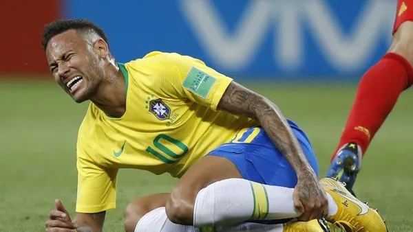 Neymar se machucou na partida contra o PSG vs. Istanbul BB para a Liga dos Campeões