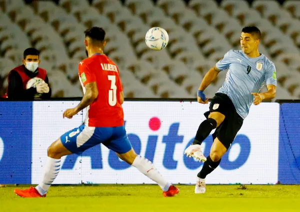 O árbitro anulou por engano um gol de Celeste na partida contra o Paraguai por impedimento ... e o VAR não corrigiu5