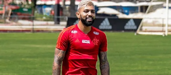 O atacante brasileiro ficou feliz ao receber o '10' azul e dourado nesta segunda-feira, em meio às comemorações pelo primeiro aniversário do título do Flamengo na Libertadores 2019