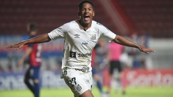 O atacante brasileiro, que já estreou antes de Pelé, marcou o San Lorenzo aos 16 anos e 106 dias, batendo o recorde de Juan Carlos Cárdenas