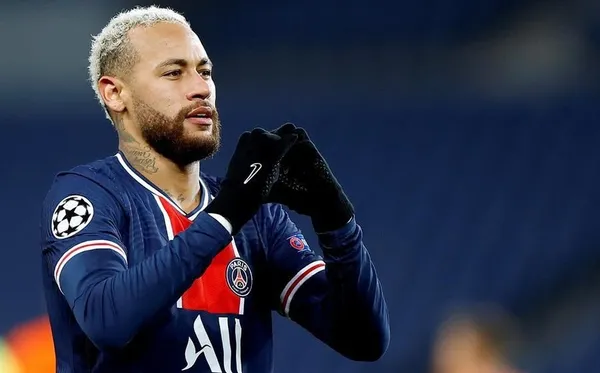 O atacante do PSG simpatizou com Luiz Eduardo Bertoldo, que sofreu ataques racistas de um treinador rival quando vestia as cores da Academia Urbelandia