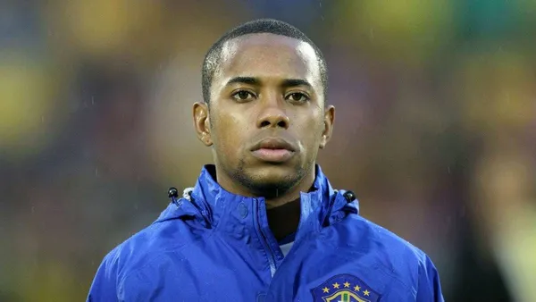 O clube e o atacante interromperam o contrato que os unia Tudo se complicou no Santos, agora Robinho vai ter que esperar um pouco pela estreia