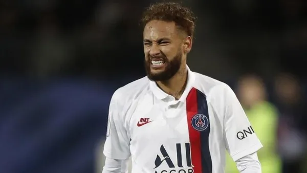 O craque brasileiro, Neymar, deixou sua terra natal e rumou a Paris por meio das redes sociais