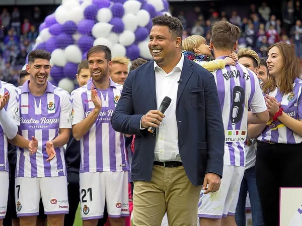 O ex-atacante brasileiro é questionado por seu trabalho como treinador do clube espanhol, que pode ser condenado ao rebaixamento na LaLiga no fim de semana, quando enfrenta o Atlético de Madrid