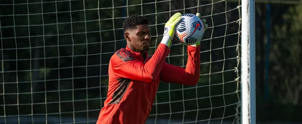 O Flamengo entrou em campo pela Libertadores sem Diego Alves e nem Hugo Souza