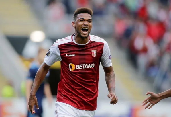 O Flamengo planeja o elenco embora a continuidade do técnico Rogério Ceni dependa da vitória do Brasileirão