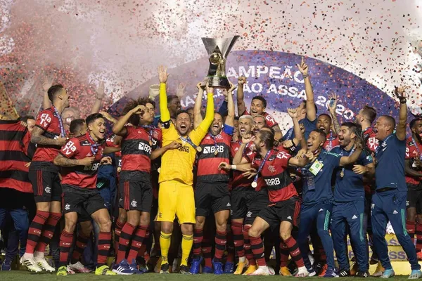 O Mengão levantou mais um caneco nesta quinta-feira (25)