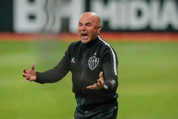 O técnico argentino Jorge Sampaoli perdeu os papéis na partida entre Atlético Mineiro e Sport Recife