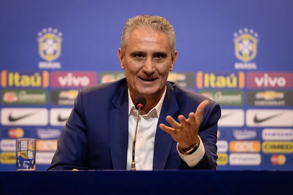 O técnico do Brasil pediu que a organização seja "mais responsável" com o estado dos campos de jogo