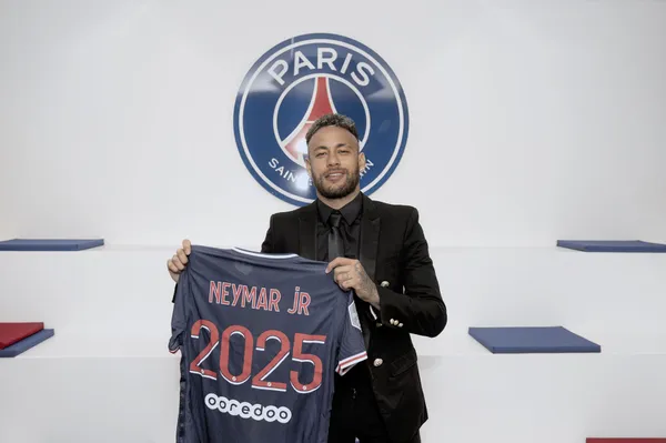 O time parisiense anunciou em suas redes sociais que o brasileiro assinou uma prorrogação do contrato que o vincula por mais três temporadas. Com esta frase a possibilidade de voltar a Barcelona