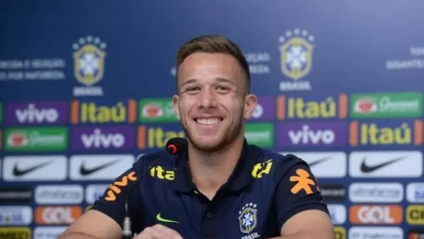 O volante fez um dos gols na vitória diante do Uruguai, fora de casa