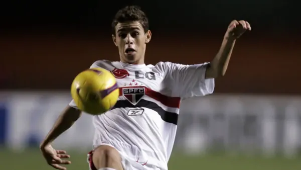 Oscar em ação pelo São Paulo, em seus primeiros jogos no time profissional do Tricolor Paulista