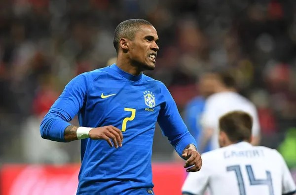 Palmeiras quer atravessar negociação de Douglas Costa com o Grêmio