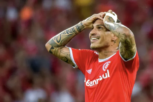 Paolo Guerrero, ele estaria perto de deixar o futebol brasileiro.