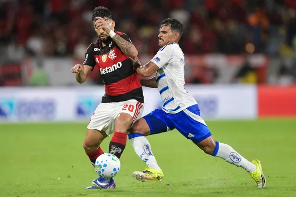 Paquetá, jogador do Flamengo, disputa lance com Kaiki jogador do Cruzeiro, durante partida no estádio Maracanã pelo campeonato Brasileiro A 2026. Foto: Thiago Ribeiro/AGIF