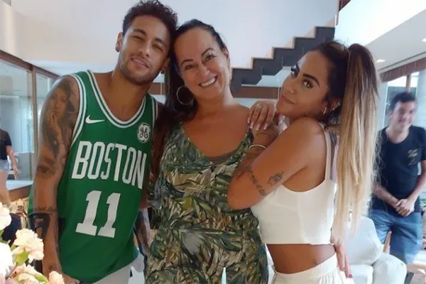 Parente do craque do Paris Saint-Germain faz sucesso nas redes sociais