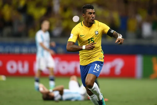 Paulinho está livre no mercado e pode voltar ao Brasil