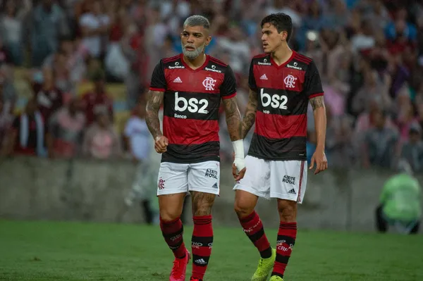Pedro está cansado de ser a sombra de Gabigol no Flamengo
