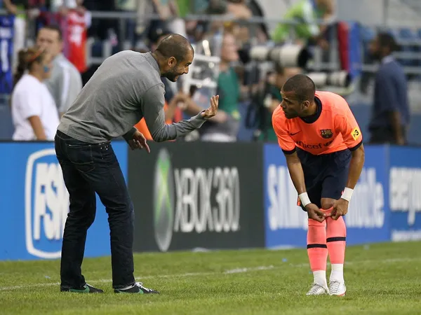 Pep Guardiola se inspirou negativamente em seu ex-comandado, Daniel Alves, e sua atitude pode ter encerrado um relacionamento de anos