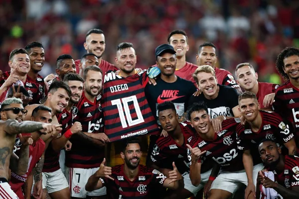 Pesquisa curiosa aponta os jogadores que mais reclamam no Brasil Flamengo lidera