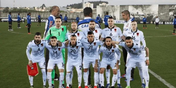 Por aqui, o profissional não teve muito apoio e durou pouco no cargo