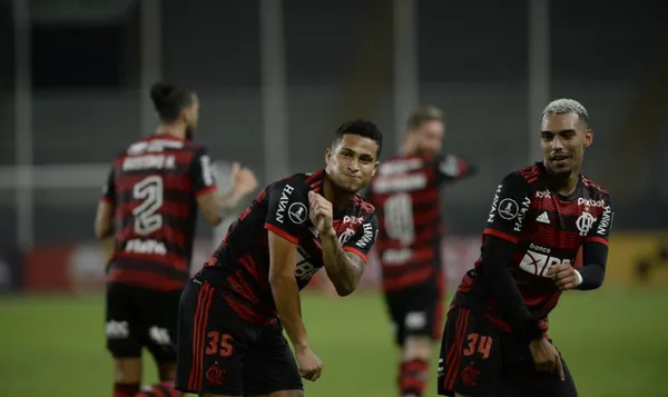 Primeiro jogo do Grupo H da competição