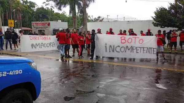 Protesto de torcedores do Flamengo na porta do CT — Foto: Divulgação