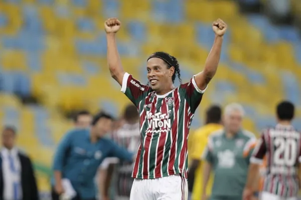 R10 não para de receber presentes mas não vai acreditar no erro que encontra no presente que deram ao jogador