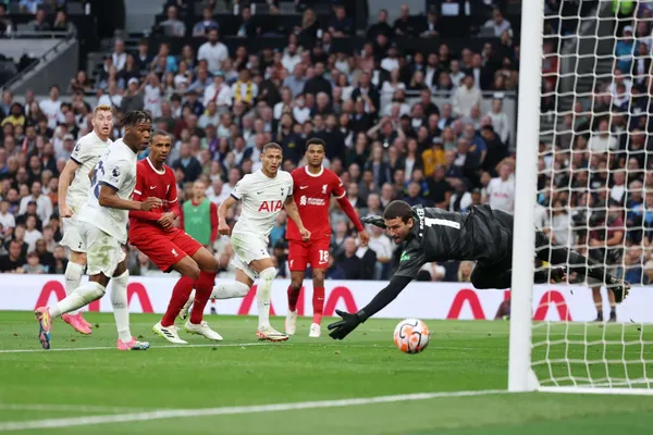 Richarlison finaliza em Alisson não consegue fazer defesa