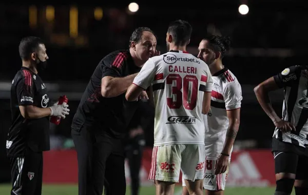 Rogério Ceni conhece a fúria dos torcedores do São Paulo após humilhação contra o Flamengo e risco de demissão aumenta