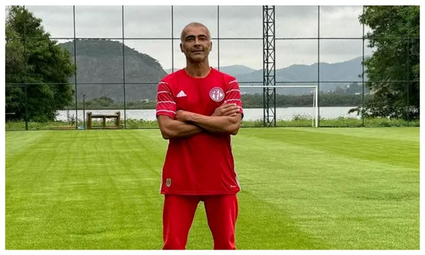 Romário com a camisa do América, do Rio de Janeiro