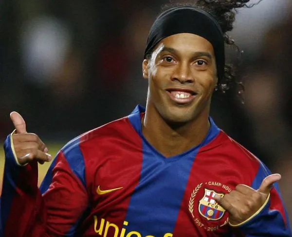Ronaldinho Gaúcho ostenta os frutos de sua carreira