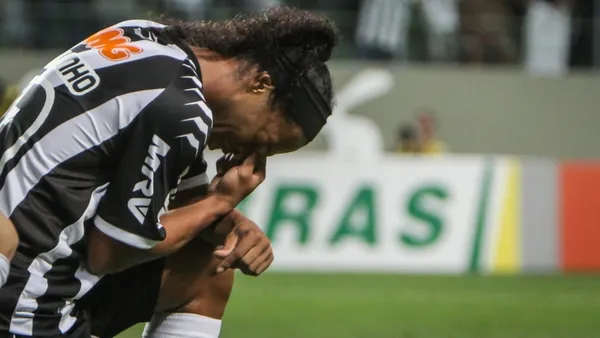 Ronaldinho vive um momento difícil