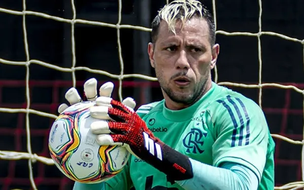 Rubro-negro vive fase de indefinição dentro e fora de campo