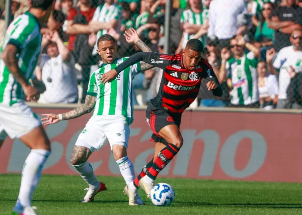 Samuel Lino em ação pelo Flamengo.