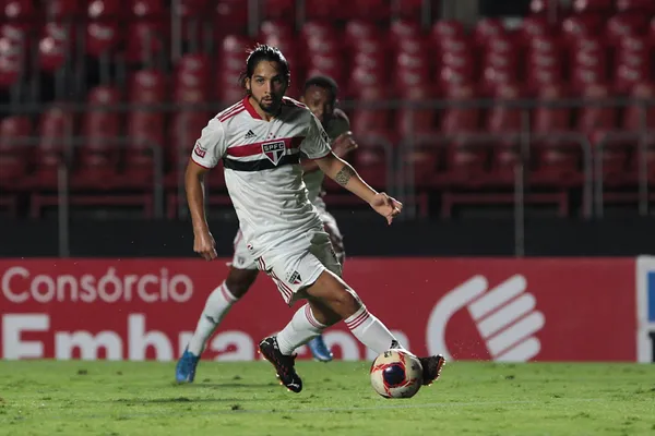 São Paulo estuda trocar Martín Benítez por Hernanes
