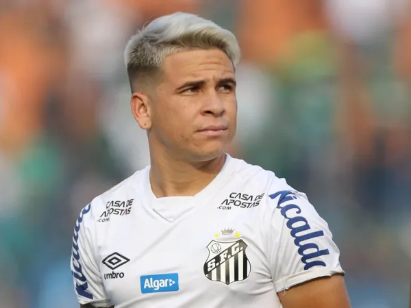 Semanas depois da decisão, o atacante desabafa sobre a perda do título