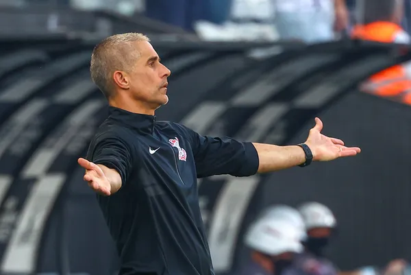 Sylvinho técnico do Corinthians durante partida contra o Athletico-PR no estádio Arena Corinthians pelo campeonato Brasileiro A 2021. Foto: Marcello Zambrana/AGIF