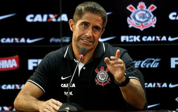 Sylvinho volta ao Corinthians, dessa vez como técnico