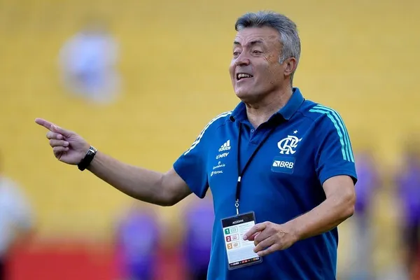 Técnico do Flamengo estaria atrás de reforços na posição mais recheada da equipe