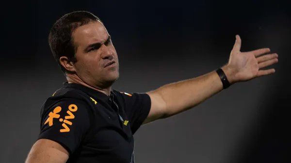 Técnico é visto com desconfiança por parte da torcida e tem histórico de atritos com atletas