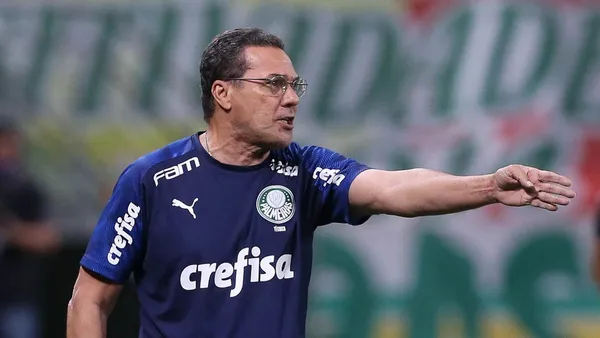 Técnico foi demitido logo após a derrota para o Coritiba nesta quarta-feira (14)