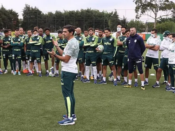 Técnico português quer melhorar o elenco palmeirense